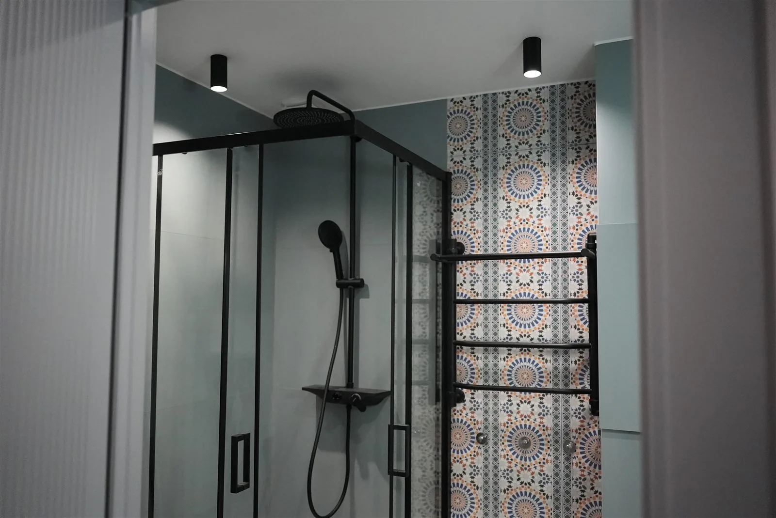 Ванная с марокканской плиткой и чёрной сантехникой